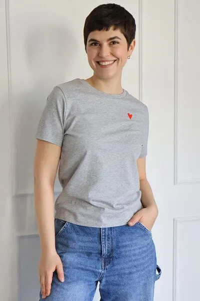 Kultgut Kultgut Artdesign - Biofair- Flauschiges Femin Shirt / little red heart, Grau, – Produktbild 2 von 4