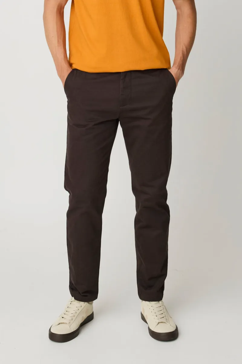 KnowledgeCotton Apparel KnowledgeCotton Apparel Herren vegan Chinohose Chuck Regular Twill Chocolate Torte, Braun, – Produktbild 2 von 2