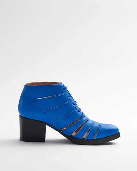 Addition Sustainable Apparel Addition Sustainable Apparel Cut Out Bright Blue - Stiefelette mit Lochmuster blau Damen – Produktbild 2 von 4