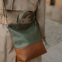 BOWLEANIES TASCHEN BOWLEANIES TASCHEN Mittelgroße Umhängetasche aus Lederfaserstoff, Khaki & braun, – Produktbild 1 von 1