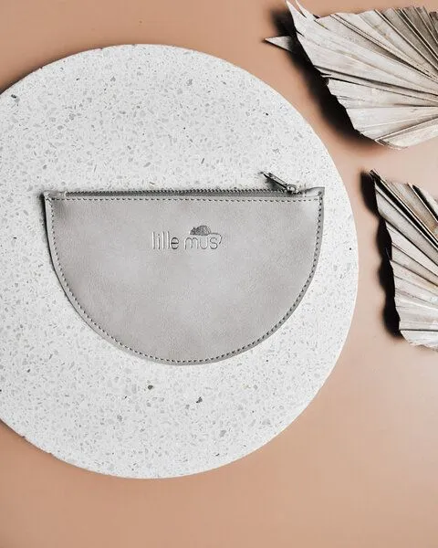 lille mus lille mus Veganes Täschchen 'Halbmond' aus Kunstleder, Hellgrau, – Produktbild 1 von 1