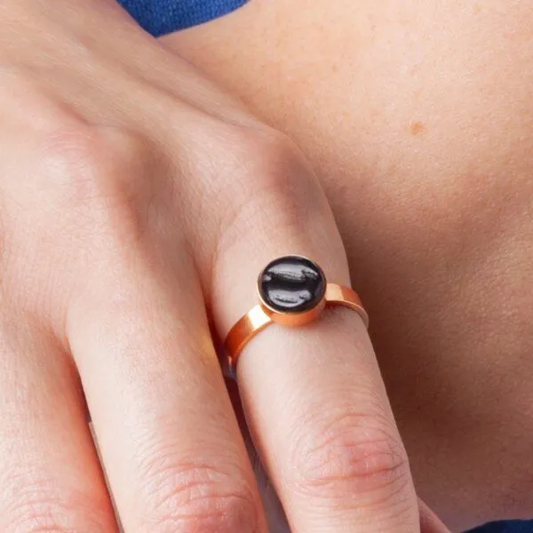 ALEXASCHA ALEXASCHA Größenverstellbarer Ring mit Stein, Onyxschwarz, – Produktbild 3 von 4