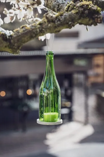MaBe MaBe hängeWINDLICHT® aus der Sektflasche - witzige & nachhaltige Geschenkidee, Grün, – Produktbild 2 von 4