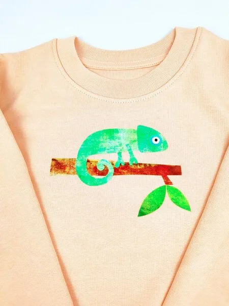 MelaDi Meladi Kinder Sweater aus Biobaumwolle - Chamäleon auf Creme Latte, Natural white, – Produktbild 4 von 7