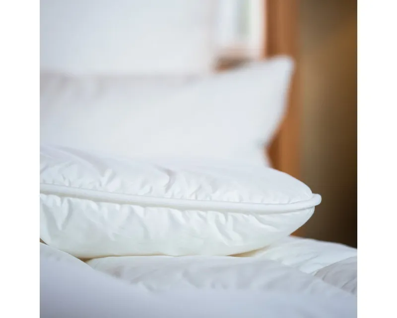 Paradies Paradies Kunstfaserbettdecke Runa, Füllung: 100% Polyester, Bezug: 100% Baumwolle, extra voluminöse, kuschelige & warme Winterdecke, vegane Daunendecke, Weiß, – Produktbild 5 von 5