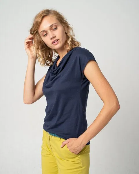 Alma & Lovis Alma & Lovis Shirt mit Wasserfall-Ausschnitt, aus Bio-Baumwolle | Short Cascade, Dunkelblau, – Produktbild 2 von 3