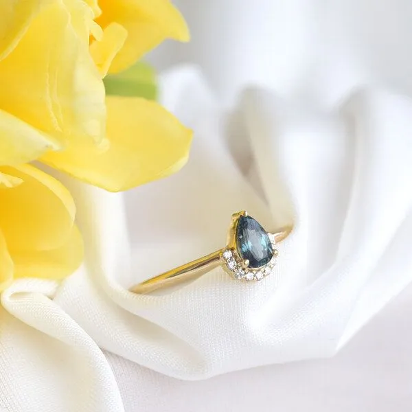 Eppi Eppi Goldener Ring mit Alexandrit und Diamanten Pallavi – Produktbild 2 von 4