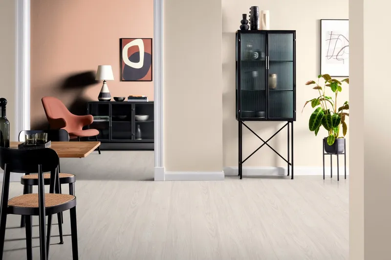 Egger Egger Laminat NatureSense* Aqua EL1096 Sheffield Akazie weiss, (8mm, 1,995qm), Wasserbeständig & Praktisch, Weiß, – Produktbild 4 von 5