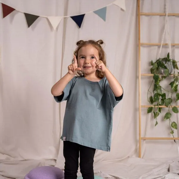 Vresh Clothing Vresh Clothing Mini Vlamingo - Oversized Kinder T-Shirt aus dicker Biobaumwolle, Rauchblau, – Produktbild 4 von 4