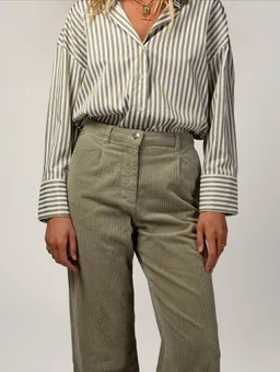 Côtelé Côtelé Damen vegan Plisseehose In Salbeigrün – Produktbild 1 von 1