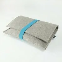 matilda k manufaktur matilda k. manufaktur Minimalistischer Kabel Organizer aus Wollfilz 'otto' in 2 Größen | passend zu Laptophülle 'max', Hellgrau, – Produktbild 1 von 2