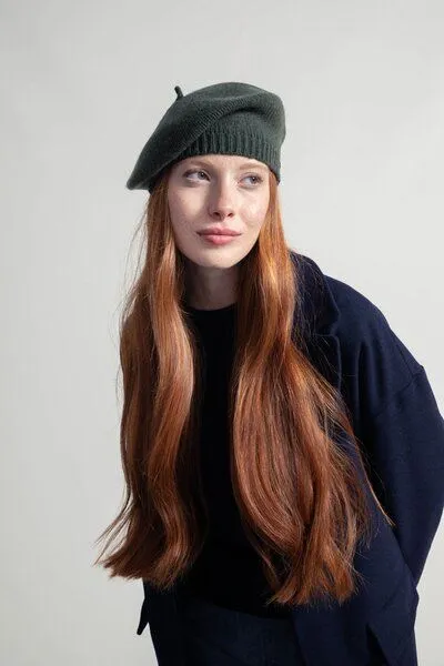 Rifò - Circular Fashion Made in Italy Rifò - Circular Fashion Made in Italy Woll Baskenmütze aus recycteltem Kaschmir Modell: Nicole, Green foresta (grün), – Produktbild 1 von 4