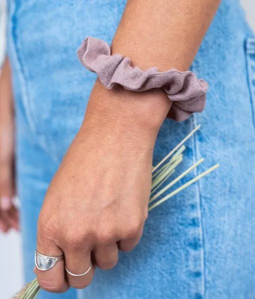 obumi obumi Haargummi - Scrunchie aus Leinen, Woodrose, – Produktbild 1 von 4