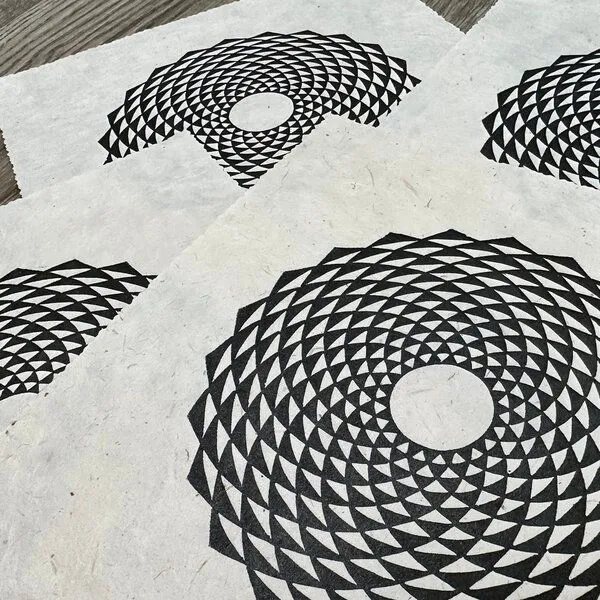 Veskor Cassiopeia Veskor Cassiopeia ETERNA FLORO Heilige Geometrie Linoldruck | 21 × 21 cm | Schwarz auf Naturweiß – Produktbild 3 von 4