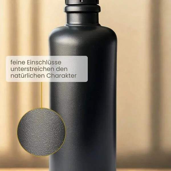 mikken mikken Ölflasche 500 ml aus Steinzeug – matt schwarz mit Ausgießer & Holzdeckel – Produktbild 4 von 4