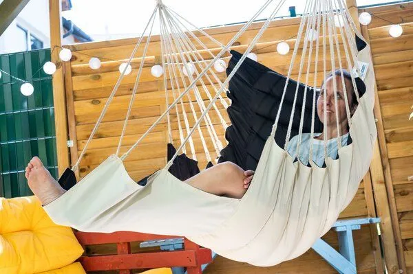 MacaMex MacaMex SoftChair Hängestuhl XL mit Fußablage gepolstert, wetterfest, Schwarz/creme, – Produktbild 4 von 4