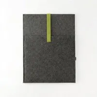 matilda k manufaktur matilda k. manufaktur Minimalistische Laptophülle aus Wollfilz 'max' mit Einsteckfach | für MacBook |Air| Pro 13|14|15|16 Zoll, Dunkelgrau-pistazie, – Produktbild 1 von 1