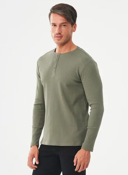 ORGANICATION ORGANICATION Geripptes Henley Langarmshirt aus Bio-Baumwolle, Khaki, – Produktbild 3 von 4