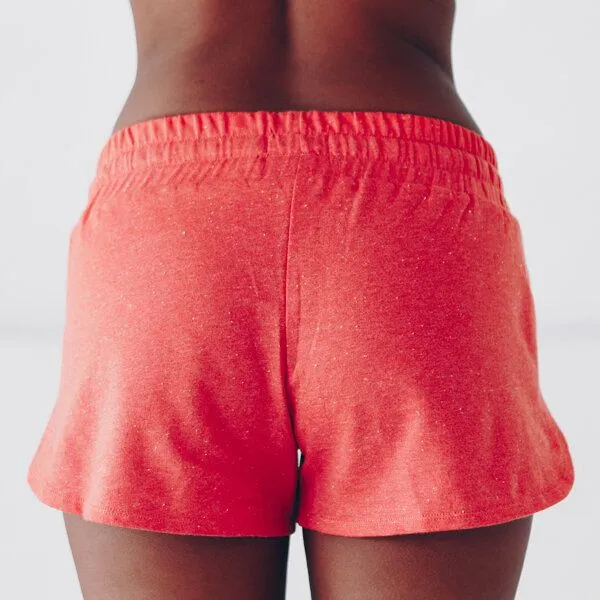 The Driftwood Tales The Driftwood Tales Kurze, sportliche Damenhose mit breitem Bund und DRIFTWOOD-Kordelzug, Rot, – Produktbild 4 von 4