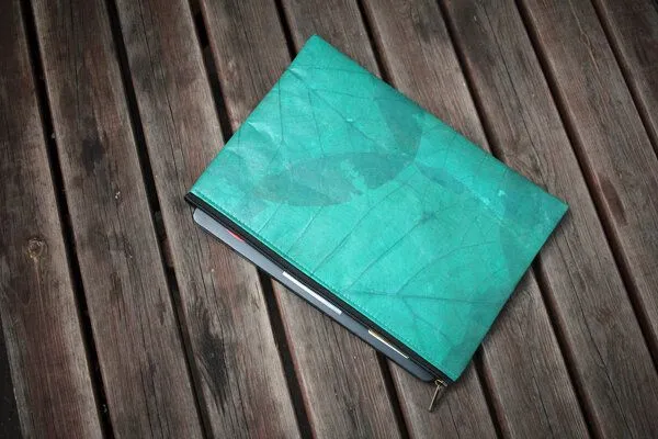 BY COPALA BY COPALA 15–16 Zoll Laptoptasche aus Teak-Blattleder | Gefütterte Laptop Hülle / Laptop Sleeve, handgemacht & wasserabweisend – Schutzhülle für MacBook Pro/Air, Lenovo & HP in türkis – Produktbild 3 von 4
