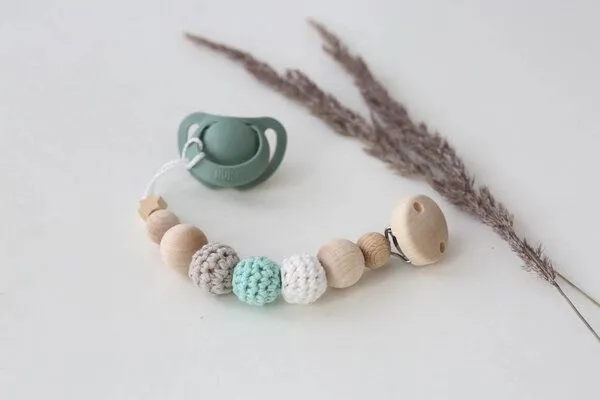 NoniKids Berlin NoniKids Berlin Schnullerkette Holz *Sternchen* 10 Farben I Bio Baumwollgarn I NoniKids, Mint | weiss, – Produktbild 2 von 2