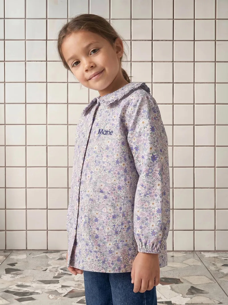 Vertbaudet Vertbaudet Mädchen Malkittel mit Bubikragen FLOWERMIX personalisierbar pulver lila, Pulver lila, – Produktbild 1 von 4