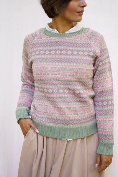 Haus of Namaste Haus of Namaste Handgemachter Fair Isle Lammwollpullover | 100% Lammwolle in Altrosa & Salbeigrün | Faire und nachhaltige Mode – Produktbild 2 von 4