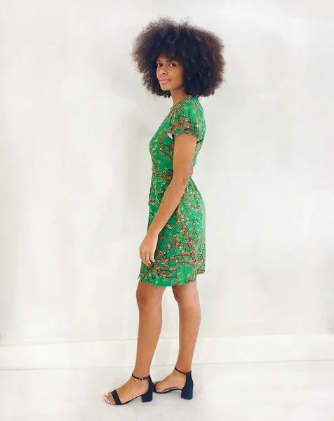 Aatise Aatise Wickelkleid mit Schmetterlingsärmeln Zuras, 100% EcoVero grüner Druck, Grün, – Produktbild 3 von 4