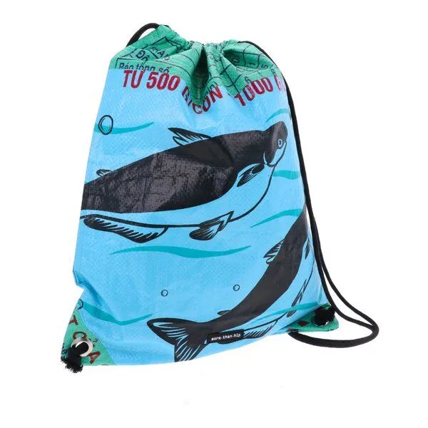 MoreThanHip MoreThanHip Rucksack mit Kordelzug aus recycelten Fischfüttersäcken - Chenda, Blau - fische, – Produktbild 3 von 4