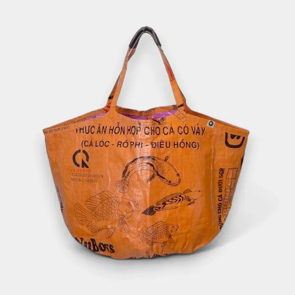 REFISHED fair fashion REFISHED fair fashion Tasche 'SOULMATE' - upcycelte Fischfuttersäcke, #fish orange-schwarz, – Produktbild 1 von 4