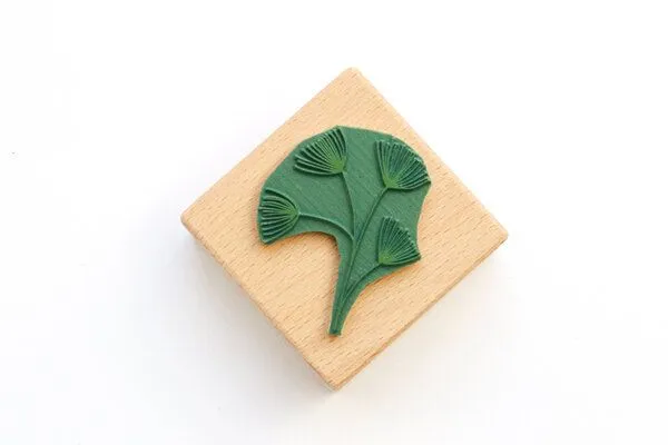 STUDIO KARAMELO STUDIO KARAMELO WEIHNACHTSSTEMPEL KLEINER LÄRCHENZWEIG – Produktbild 2 von 4