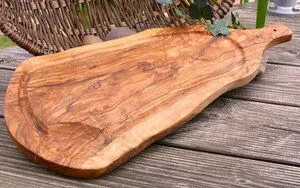 Olivenholz erleben Olivenholz erleben Steakbrett XXL mit Griff & Rille 40 - 45 cm – Produktbild 3 von 6