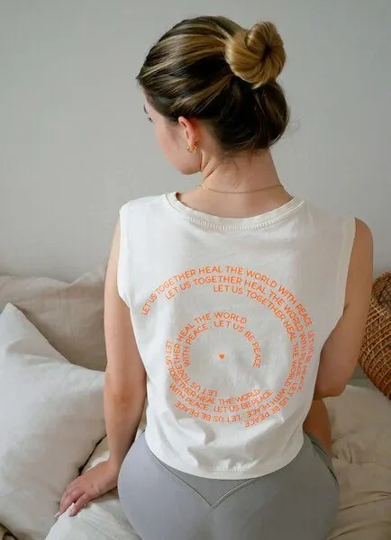 SPARKLES OF LIGHT SPARKLES OF LIGHT Top LET US BE PEACE, Weiss mit neonorange druck, – Produktbild 3 von 3