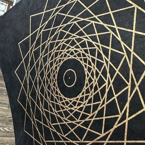 Veskor Cassiopeia Veskor Cassiopeia WHIRLING SQUARES Heilige Geometrie Linoldruck | 40 x 40 cm | Gold auf Schwarz – Produktbild 2 von 4
