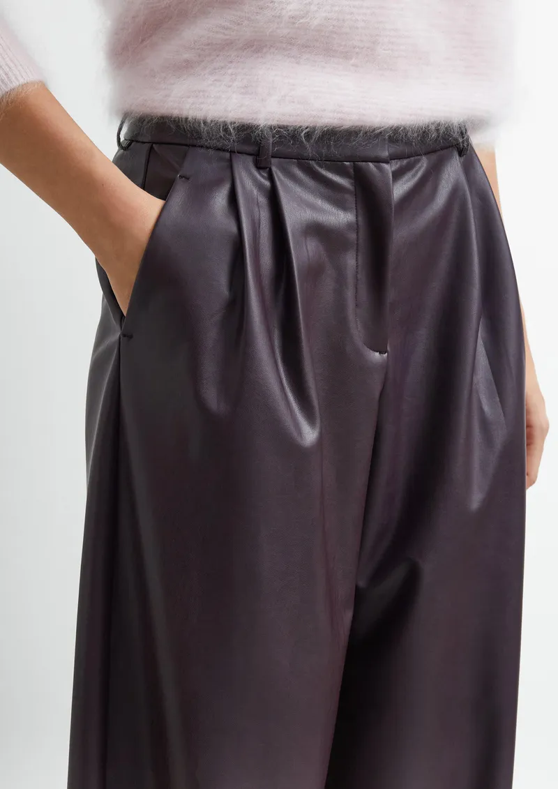 comma comma Verkürzte Bundfaltenhose in Fake Leather, Lila, – Produktbild 3 von 3