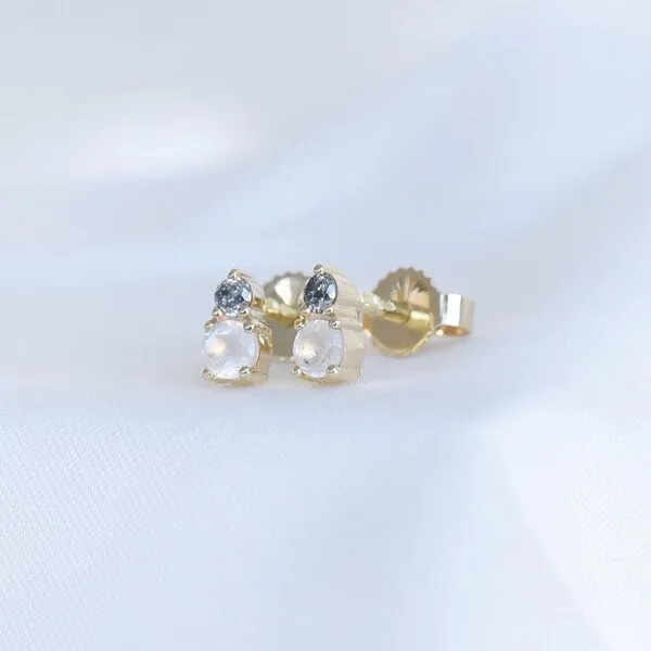 Eppi Eppi Ohrringe mit Mondsteinen und Salt und Pepper Diamanten Josse, Weiss, – Produktbild 4 von 4