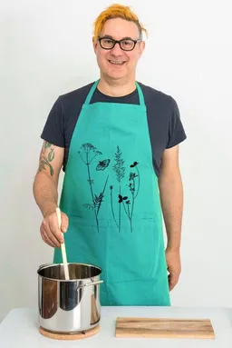 Hirschkind Hirschkind Bio-Kochschürze handgewebt Fair-Trade "Schmetterlingswiese" türkis – Produktbild 1 von 1