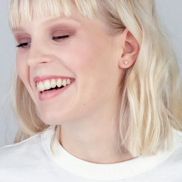 ALEXASCHA ALEXASCHA Minimalistische Keramik Ohrstecker, mini | PUREFORM, Rosa, – Produktbild 1 von 4