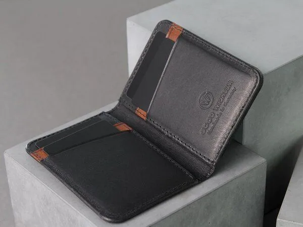 GOOD WILHELM GOOD WILHELM Klassische Bi-fold Geldbörse mit RFID Schutz - Vachetta Leder, Schwarz, – Produktbild 2 von 3