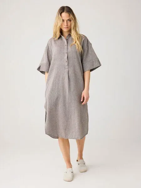 KnowledgeCotton Apparel KnowledgeCotton Apparel Kurzarm-Blusenkleid mit Struktur aus Bio-Baumwolle, Braun-shaved-chocolate, – Produktbild 1 von 4