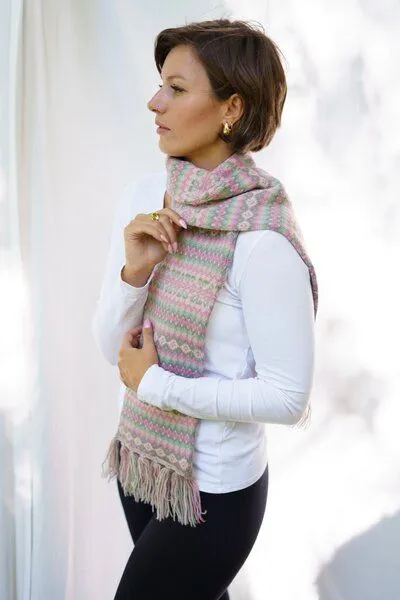 Haus of Namaste Haus of Namaste Handgefertigter Fair-Isle-Schal aus 100 % Lammwolle: Winterschal in Pink und Grün | Hergestellt in Nepal | Nachhaltig, fair und ethisch. – Produktbild 3 von 4