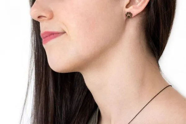 BeWooden BeWooden Ohrstecker mit Holzdetails | Pfötchen – Produktbild 4 von 4