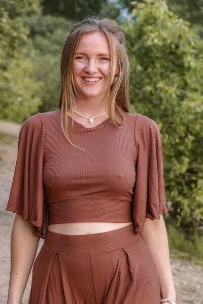 Vivien Joy Vivien Joy Crop Top mit Rückenausschnitt und weiten Ärmeln - Farrah Flower Top, Pecan (braun), – Produktbild 2 von 3