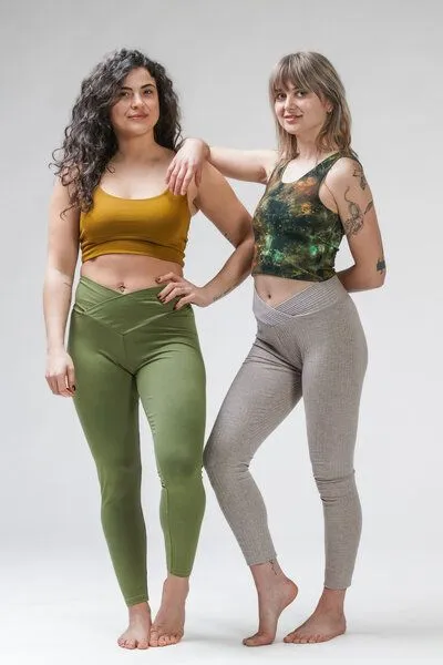 YogiLiebe YogiLiebe Yoga Legging "Maitri" aus zertifizierter Bio-Baumwolle mit V high waist Bund, Schilfgrün, – Produktbild 2 von 3