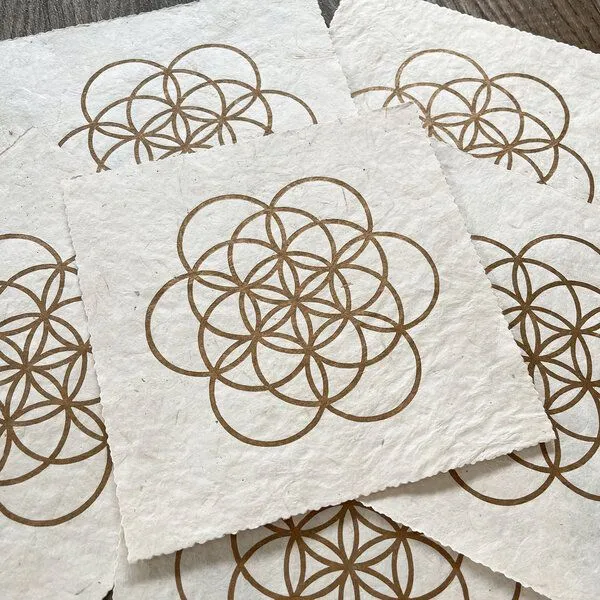 Veskor Cassiopeia Veskor Cassiopeia FLOWER OF LIFE Heilige Geometrie Linoldruck | 16 × 16 cm | Gold auf Naturweiß – Produktbild 2 von 4