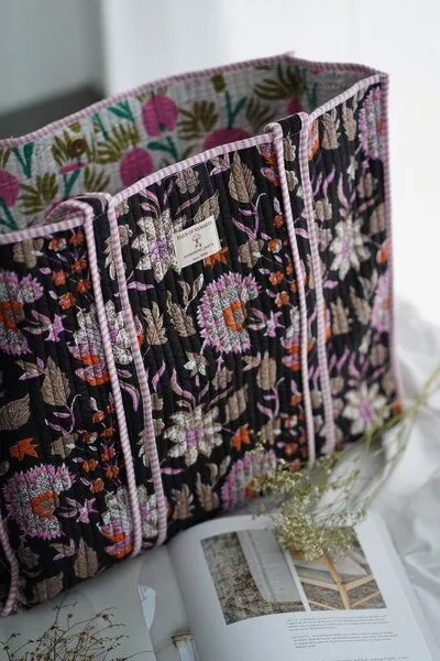 Haus of Namaste Haus of Namaste Maximalistische schwarze Tragetasche aus 100 % Bio-Baumwolle | Gesteppte Tragetasche aus Baumwolle | Handtasche mit rosa und lila Blumenblockdruck | Nachhaltig, ethisch und fair – Produktbild 3 von 4