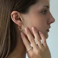 BELLYBIRD Jewellery BELLYBIRD Jewellery CREOLEN - TWIST, gedrehtes, offenes Design, glänzende Oberfläche, 925 Silber – Produktbild 1 von 1