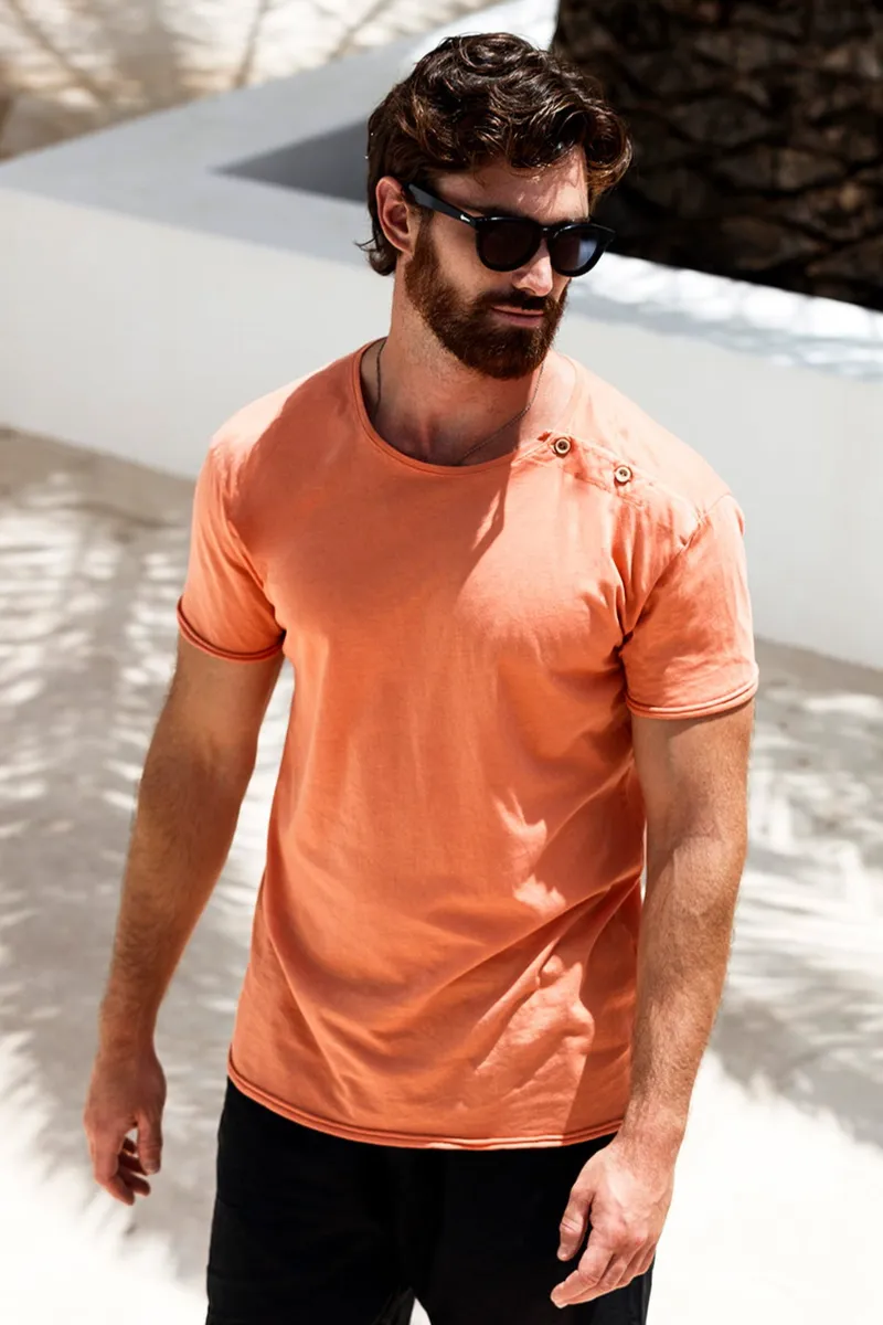 RAVENS VIEW IBIZA RAVENS VIEW IBIZA Herren vegan T-Shirt Egan Knopf Aprikose, Orange, – Produktbild 2 von 2