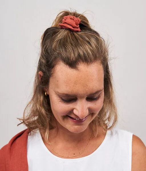 obumi obumi Haargummi - Scrunchie aus Leinen, Rost, – Produktbild 2 von 4