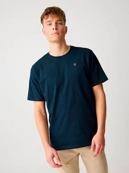 KnowledgeCotton Apparel KnowledgeCotton Apparel T-Shirt LOKE Badge aus Bio-Baumwolle - ROC/GOTS/Vegan, Blau (total eclipse), – Produktbild 1 von 3